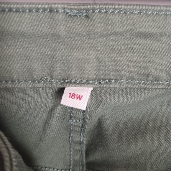 Levi's medium green capri - Picture 3 of 4